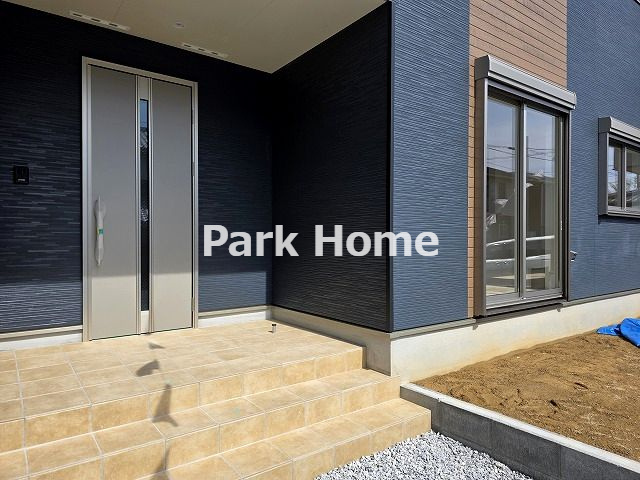 高知市役知町　新築戸建ての玄関