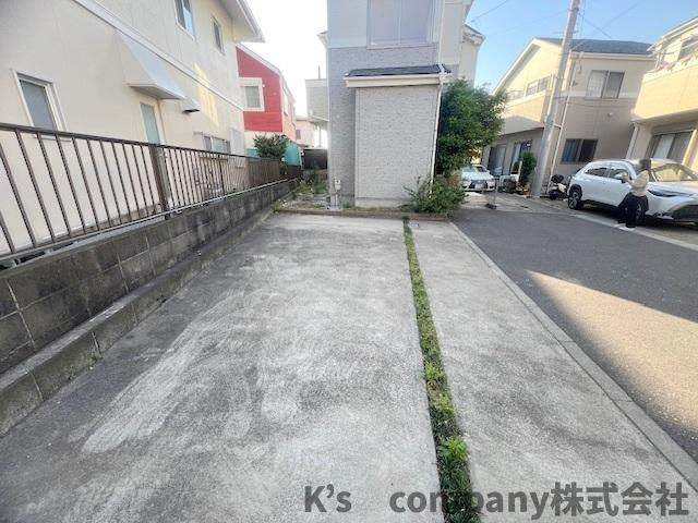 ■高座郡寒川町小動　中古戸建の駐車場|ゆったりとしたカースペース☆袋小路になっているので交通量が少なく落ち着いた環境です♪