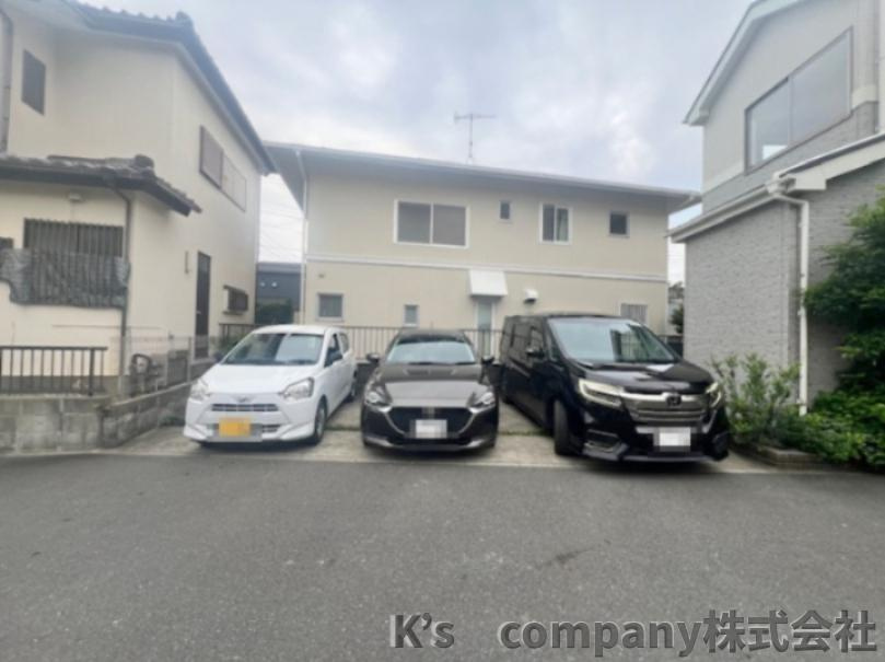 ■高座郡寒川町小動　中古戸建の駐車場|駐車スペース3台(車種制限があります)付き♪