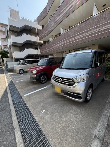 アベニール香里の駐車場