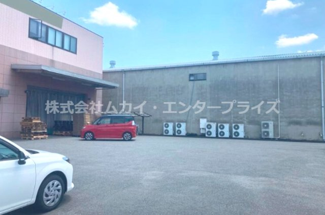 東大阪市南上小阪　貸倉庫の駐車場