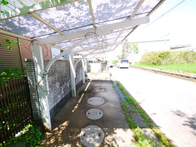 東金市極楽寺　中古戸建の駐車場|３DK カーポート付2台 閑静な分譲地内