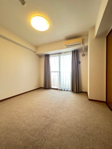 セントラルタワー（ザザシティ浜松西館）の洋室|南向きの部屋になっているため、彩光はもちろん、窓を開けるとバルコニーにつながっており洋室からもロケーションを楽しめます。