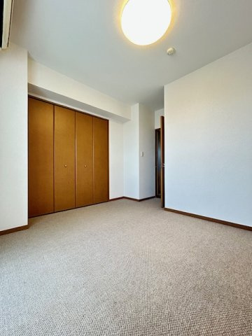 セントラルタワー（ザザシティ浜松西館）の洋室|天井近くまであるクローゼットがあり高い収納力があります