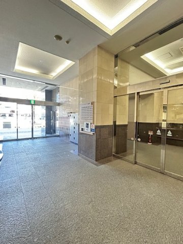 セントラルタワー（ザザシティ浜松西館）のエントランス|大きなエントランスに加えて、宅配ボックスも完備されています。