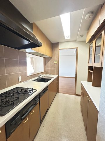 セントラルタワー（ザザシティ浜松西館）のキッチン|キッチンで調理や片付けをしながら、リビングにいる家族やゲストと会話を楽しんだり、子供の様子を見守ったりできます。