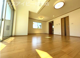 【居間・リビング】 | 岐阜市旦島中築11年！リフォーム済み！すぐに新しい生活が始められます♪リビング吹き抜け日当り良好♪ | 岐阜市旦島中築11年！リフォーム済み！すぐに新しい生活が始められます♪リビング吹き抜け日当り良好♪