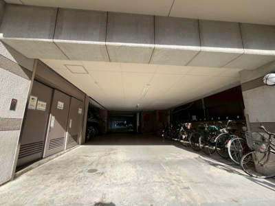 【駐車場】 | シャルマンフジ・ビルトモアー住吉・東粉浜 | 【駐輪場】屋根があるので、雨の日に自転車が濡れにくく嬉しいですね♪