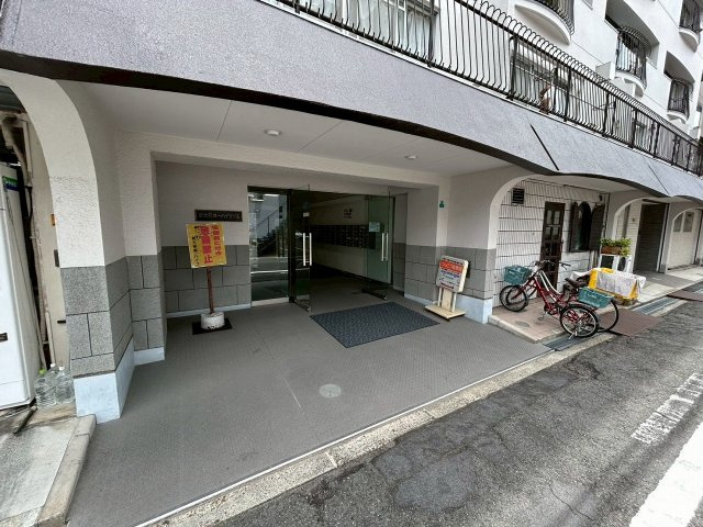 新大阪第一ハイツビルのエントランス