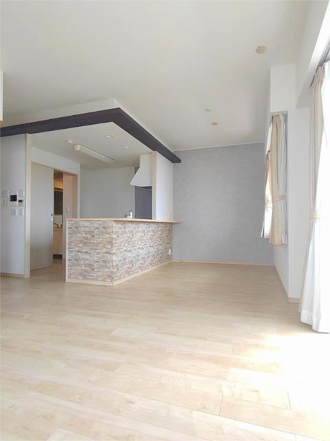 中古マンション　キャンファーローレルタワー豊橋の居間・リビング|和室と隣り合わせのリビング。お子様の様子を見ながら家事ができます