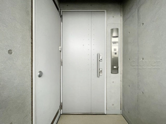 【その他共用部分】 | 皆様をお迎えする、お部屋の玄関ドア。開けやすさや開放角度、ドアノブの操作しやすさや鍵の形状などを、現地で一度ご確認ください。～即日のご見学可能～　お問合せはお気軽にどうぞ。
