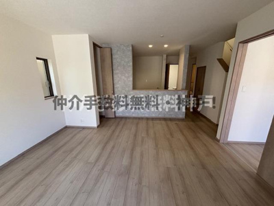 【居間・リビング】 | 神戸市垂水区桃山台6丁目　新築戸建1号棟　仲介手数料無料！ | リビングです