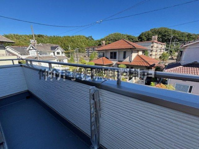 【バルコニー】 | 神戸市垂水区桃山台6丁目　新築戸建1号棟　仲介手数料無料！ | バルコニーからの眺めを楽しみながら食事をしませんか