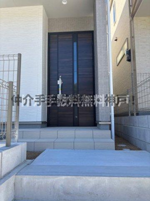 【玄関】 | 神戸市垂水区桃山台6丁目　新築戸建1号棟　仲介手数料無料！ | 落ち着いた玄関です