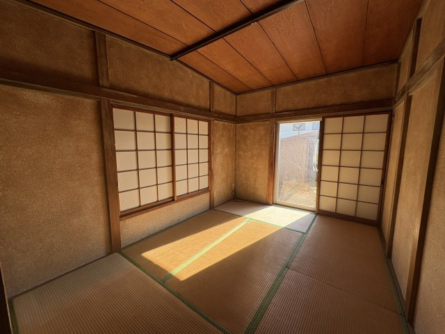 売中古戸建　中央区馬郡町の和室|1階の和室。南側からの日差しが良く入ります。