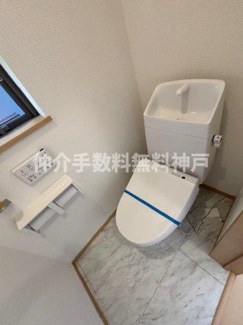 【トイレ】 | 神戸市垂水区桃山台6丁目　新築戸建2号棟　仲介手数料無料！ | 落ち着いたトイレです