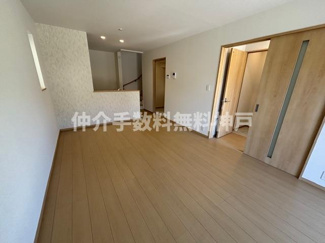 【居間・リビング】 | 神戸市垂水区桃山台6丁目　新築戸建2号棟　仲介手数料無料！ | こちらのリビングで趣味の時間をお楽しみください