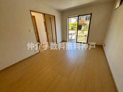 【居間・リビング】 | 神戸市垂水区桃山台6丁目　新築戸建2号棟　仲介手数料無料！ | 使いやすいリビングです