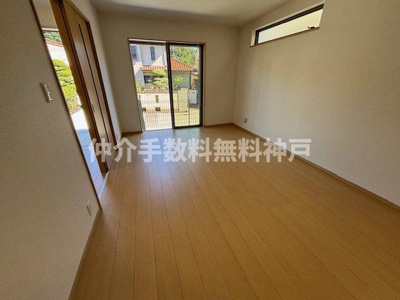 【居間・リビング】 | 神戸市垂水区桃山台6丁目　新築戸建2号棟　仲介手数料無料！ | ゆったり過ごせる居間です