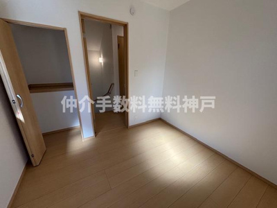 【洋室】 | 神戸市垂水区桃山台6丁目　新築戸建2号棟　仲介手数料無料！ | 落ち着いた色調の洋室です