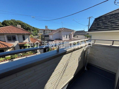 【バルコニー】 | 神戸市垂水区桃山台6丁目　新築戸建2号棟　仲介手数料無料！ | 暖かな日差しのふりそそぐバルコニー