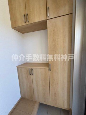 【玄関】 | 神戸市垂水区桃山台6丁目　新築戸建2号棟　仲介手数料無料！ | 明るい玄関です