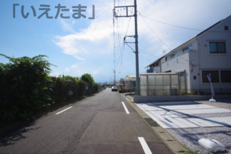 【前面道路含む現地写真】 | 南側は中高高速道路になっており、一段下がっていて日当たりはとても良いです。
