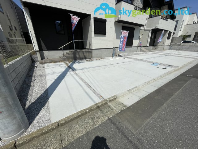 藤沢市鵠沼海岸2期　新築戸建　全3棟3号棟の駐車場|並列2台駐車可能です