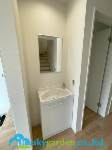 藤沢市鵠沼海岸2期　新築戸建　全3棟3号棟の洗面所|玄関ホールの洗面台