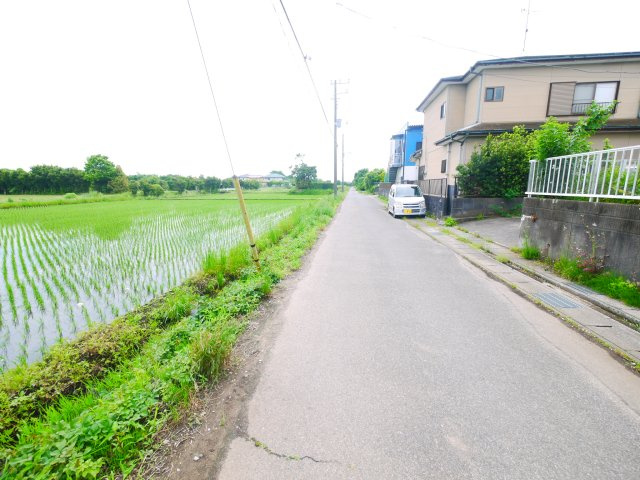東金市御門　中古戸建の前面道路含む現地写真|内外リフォーム履歴あり 4LDK  システムキッチン　縦列2台可能（車種制限あり）閑静な田園風景