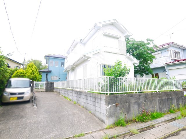 東金市御門　中古戸建の駐車場|内外リフォーム履歴あり 4LDK  システムキッチン　縦列2台可能（車種制限あり）閑静な田園風景