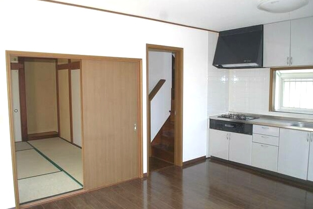 東金市御門　中古戸建の居間・リビング|内外リフォーム履歴あり 4LDK  システムキッチン　縦列2台可能（車種制限あり）閑静な田園風景