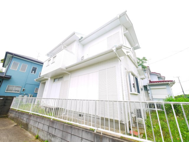 東金市御門　中古戸建の外観|内外リフォーム履歴あり 4LDK  システムキッチン　縦列2台可能（車種制限あり）閑静な田園風景