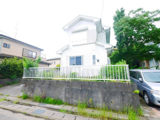 東金市御門　中古戸建の外観|内外リフォーム履歴あり 4LDK  システムキッチン　縦列2台可能（車種制限あり）閑静な田園風景