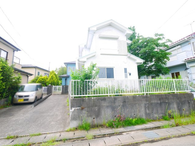東金市御門　中古戸建の外観|内外リフォーム履歴あり 4LDK  システムキッチン　縦列2台可能（車種制限あり）閑静な田園風景