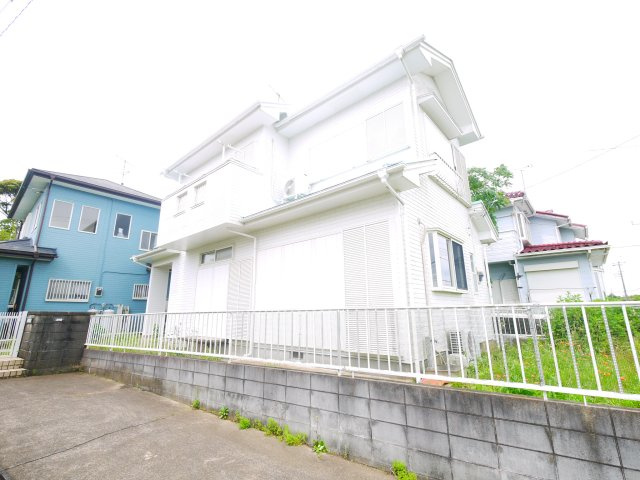 東金市御門　中古戸建の外観|内外リフォーム履歴あり 4LDK  システムキッチン　縦列2台可能（車種制限あり）閑静な田園風景
