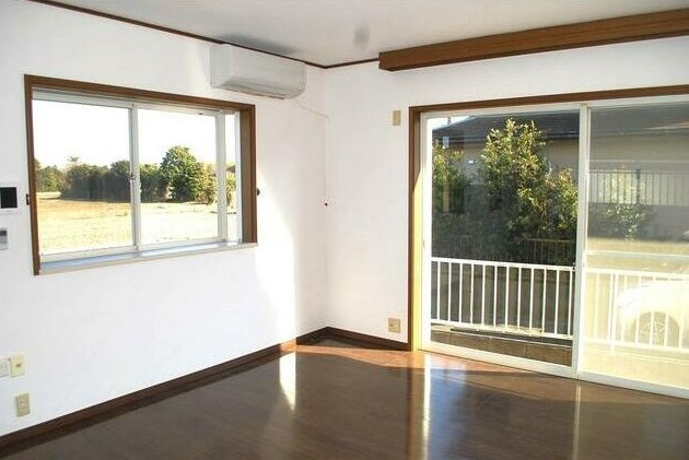 東金市御門　中古戸建の居間・リビング|内外リフォーム履歴あり 4LDK  システムキッチン　縦列2台可能（車種制限あり）閑静な田園風景
