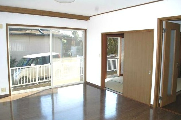 東金市御門　中古戸建の居間・リビング|内外リフォーム履歴あり 4LDK  システムキッチン　縦列2台可能（車種制限あり）閑静な田園風景