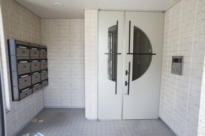 【エントランス】 | カサグランデM | 雨に濡れることなく出入りできるオートロック付きのエントランスです。