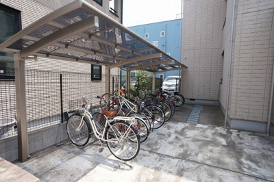 【その他共用部分】 | カサグランデM | 自転車の出し入れもしやすい広い自転車置場です。