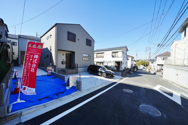 【横浜市保土ケ谷区上菅田町432-12全2棟新築戸建て】★仲介手数料無料★（上菅田笹の丘小学校・上菅田中学校）の前面道路含む現地写真