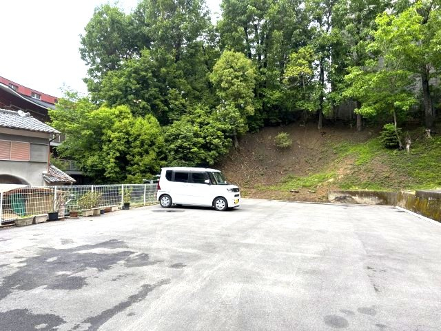 平和寮新館の駐車場