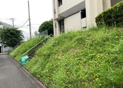 【庭】 | 緑ヶ丘第３住宅２３０２号棟 | 物件によっては、入居者が個人的に使用できる専用庭がついているものもあります。また、住宅の中にある土間の部分を庭と呼ぶこともあります。庭の用途は住む人によって変わり、それによってデザインもさまざまです。
