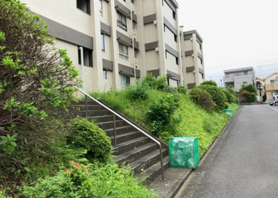 【中庭】 | 緑ヶ丘第３住宅２３０２号棟 | 中庭（パティオ）とは、一つの建築物の内部に設けられた、壁などで囲われている庭のことを指します。コの字型、ロの字型が主流ですが、L字型の中庭もあります。最近では、インテリア性の高さからも人気があります。