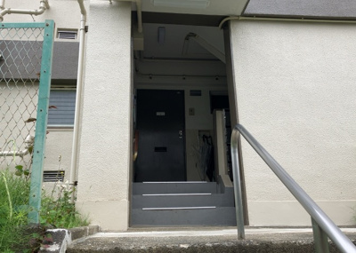 【エントランス】 | 緑ヶ丘第３住宅２３０２号棟 | マンションのエントランスには、もともと風よけや防犯の役割がありますが、マンションによって宅配ボックスなどの設備が備わっている所もあります。日々の生活をイメージしながら生活しやすさをチェックしましょう。