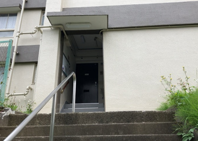 【ロビー】 | 緑ヶ丘第３住宅２３０２号棟 | ラウンジは、マンションの共用スペースに椅子やテーブルなどを配置した利用者が寛げる空間です。屋内型ラウンジと屋外型ラウンジがあります。共用部分の管理状況と合わせて、詳細については現地でご確認ください。