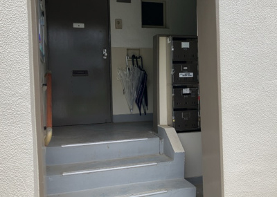 【受付】 | 緑ヶ丘第３住宅２３０２号棟 | 受付はマンションコンシェルジュがいる場合もあれば、管理人が滞在する小部屋を総称して呼ぶことがあります。主にエントランスに設置されていることから、防犯面でも期待ができます。防犯設備がない場合はより安心！