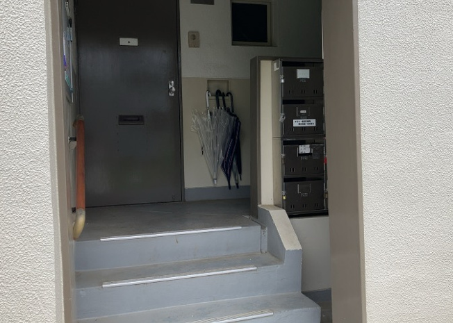 【受付】 | 緑ヶ丘第３住宅２３０２号棟 | 受付はマンションコンシェルジュがいる場合もあれば、管理人が滞在する小部屋を総称して呼ぶことがあります。主にエントランスに設置されていることから、防犯面でも期待ができます。防犯設備がない場合はより安心！