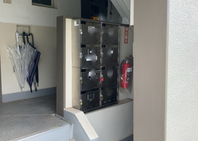 【設備】 | 緑ヶ丘第３住宅２３０２号棟 | エントランス付近に設置されている集合ポストは、住んでいる部屋と離れているため、ポストをあさるなど誰かに何かされていても被害に気づきにくいです。入居する時には他人に特定されにくい番号で鍵をかけましょう！