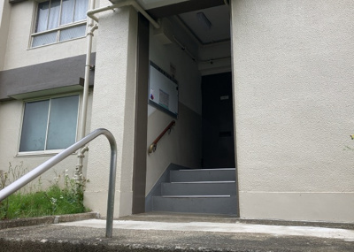 【ロビー】 | 緑ヶ丘第３住宅２３０２号棟 | ロビーというと、エントランスと何がちがうの？と思いますよね。実はロビーとエントランスには明確な決まりはありません。物件によっては、エントランスを入って広がるある程度の広さのある空間がロビーとなります。